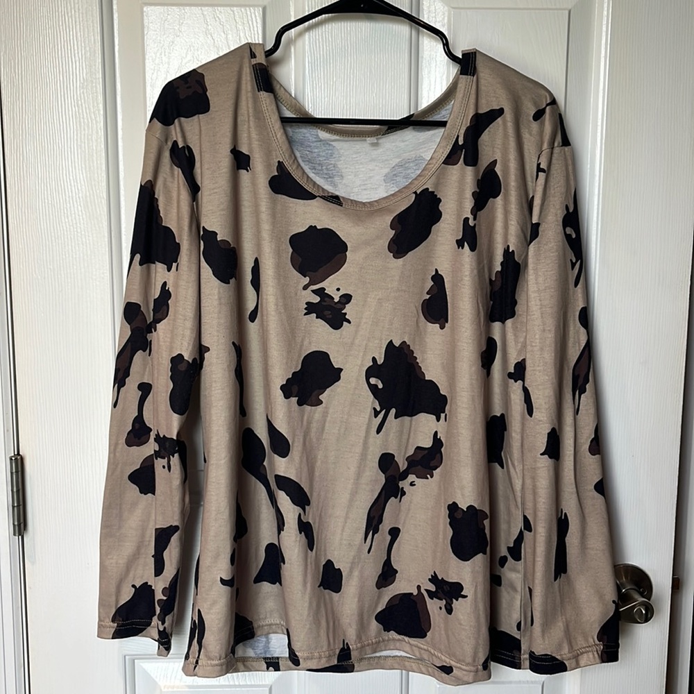 Animal print, long sleeve T background taupe w/dark brown & black spots size Xl